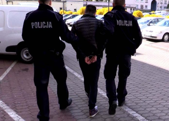 Policjanci z zatrzymanym mężczyzną, fot: KSP Warszawa
