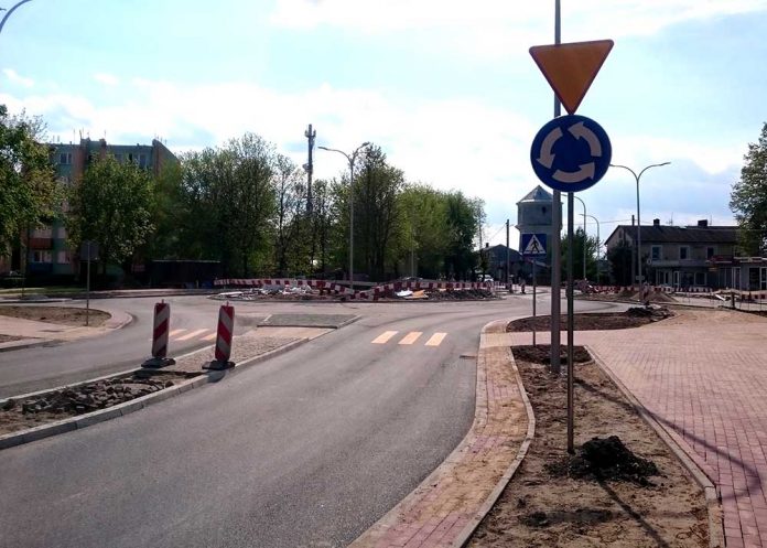 Budowa ronda na skrzyżowaniu ulic Warszawskiej i Kościuszki w Tłuszczu
