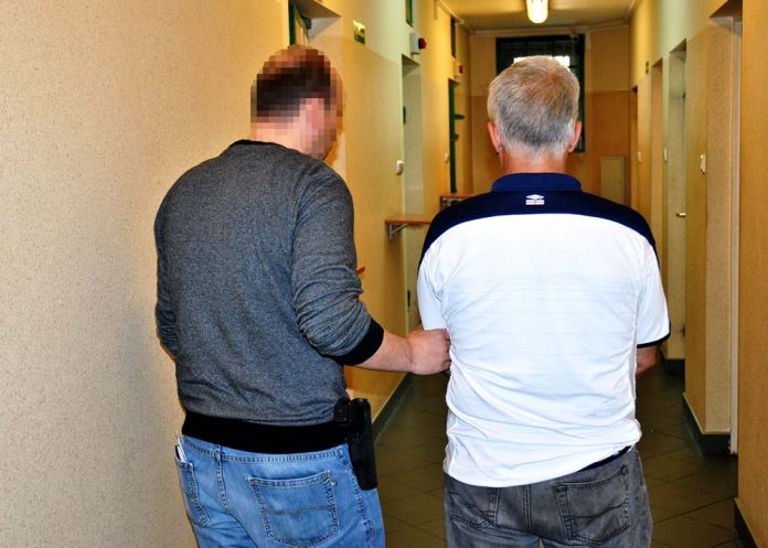 Policjant z 65-letnim Mirosławem M. podejrzanym o paserstwo, fot: KSP Warszawa