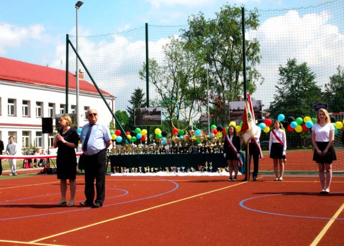uroczyste otwarcie boiska w Zespole Szkół nr 1 w Wołominie