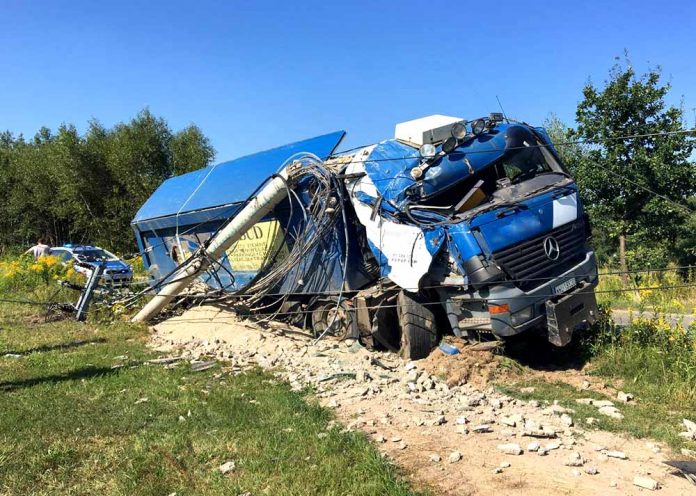 Wypadek samochodu ciężarowego w Starym Kraszewie, fot: Autopomoc Zawadzki Krzysztof