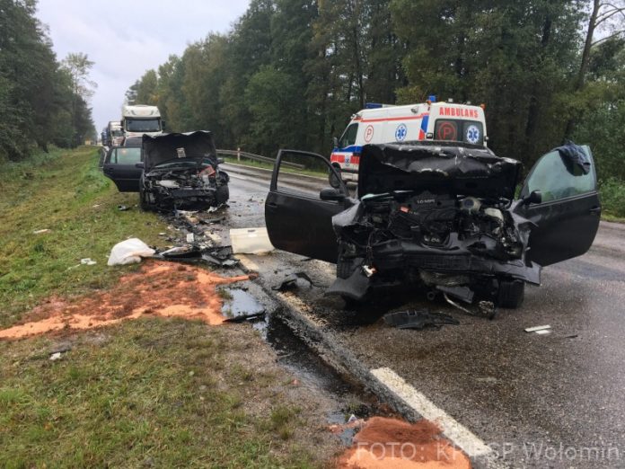 Czołowe zderzenie 2 samochodów osobowych na DK50, fot. KP PSP Wołomin