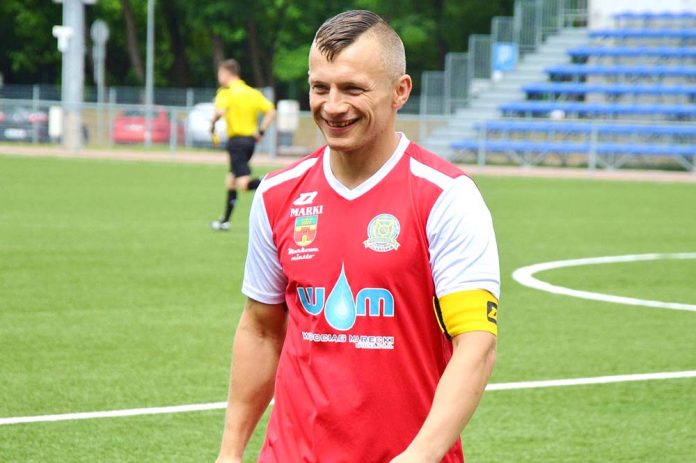 Mariusz Rogalski - kapitan Marcovii, asystujący przy dwóch bramkach w meczu z Dębem, got. Marcovia Marki