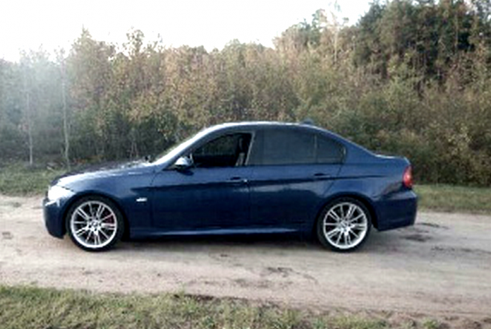Skradzione BMW znalezione w dziupli w powiecie wołomińskim, fot: KSP Warszawa