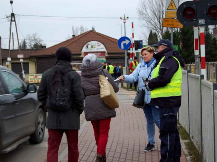 Akcja ''Bezpieczny Przejazd'' w Zagościńcu, fot. KPP Wołomin