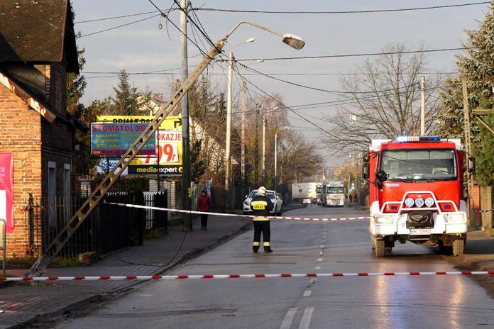 Zamknięte ulica Fabryczna - kolejne utrudnienia w Markach, fot: WWL24