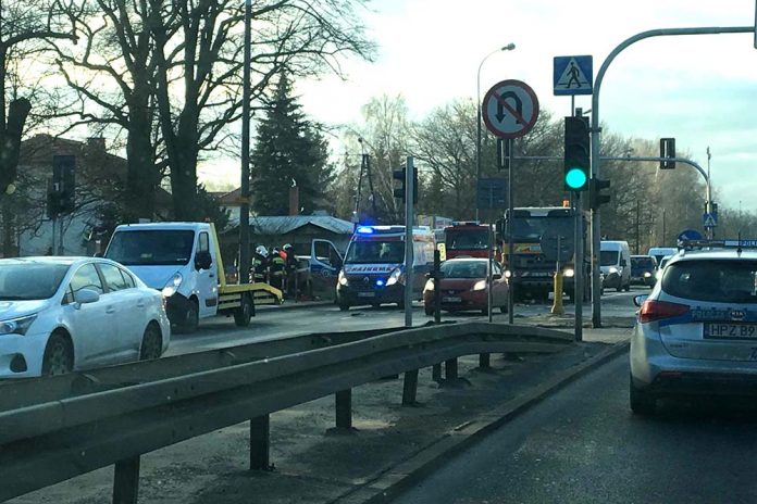 Wypadek samochodowy w Markach - utrudnienia, fot: Autopomoc Zawadzki