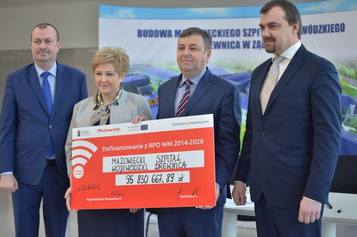 Sygnatariusze umowy z symbolicznym czekiem, fot. Emil Sawicki.pl