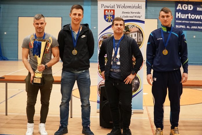 Zawodnicy Starej Gwardii z pucharem za mistrzostwo NLH