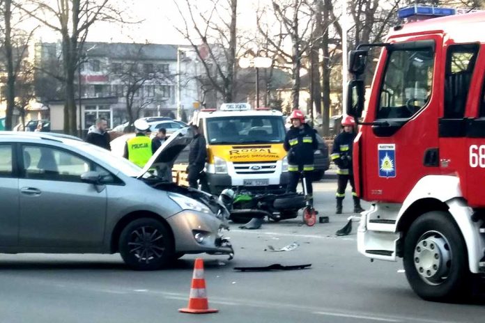 Zderzenie samochodu osobowego z motocyklem w Radzyminie, fot: WWL24