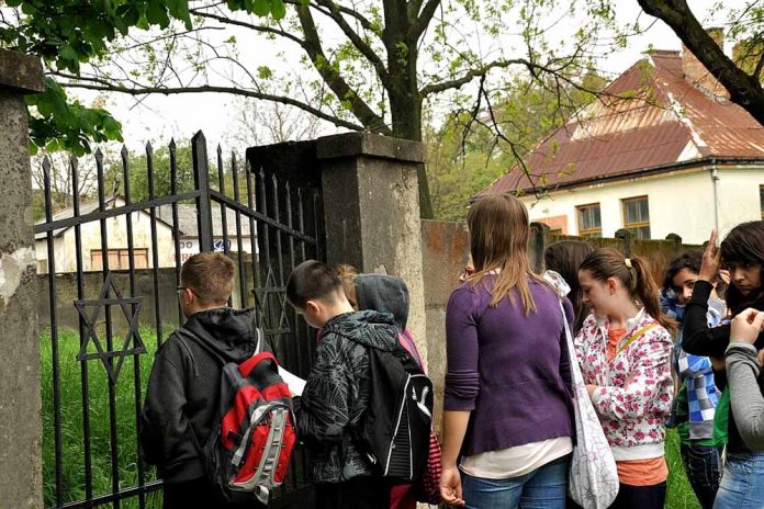 Uczniowie z Wołomina poznają żydowską historię swojego miasta, fot: dialog.org.pl