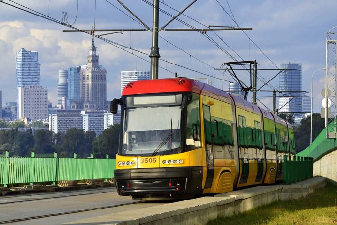 TRamwaj, komunikacja miejska Warszawa, fot: fotolia.com