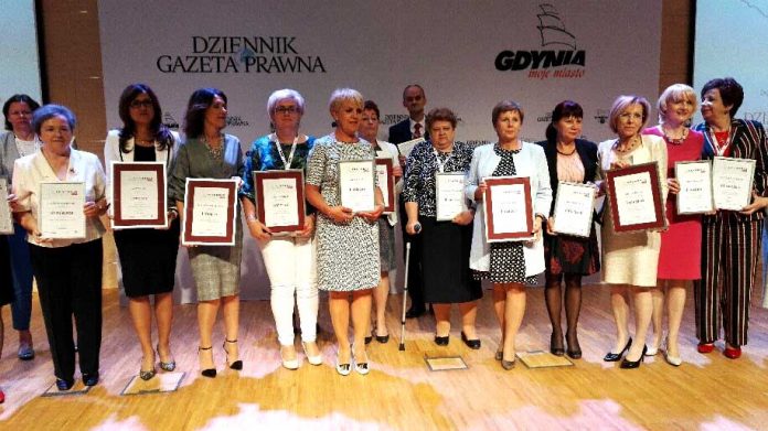 Skarbnik Powiatu Wołomińskiego z nagrodą, fot: powiat-wolominski.pl