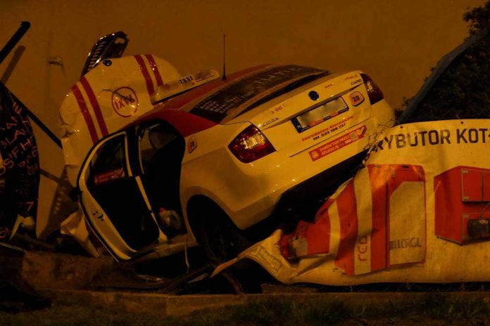 W Radzyminie taksówka zatrzymała się na budynku, fot: WWL24