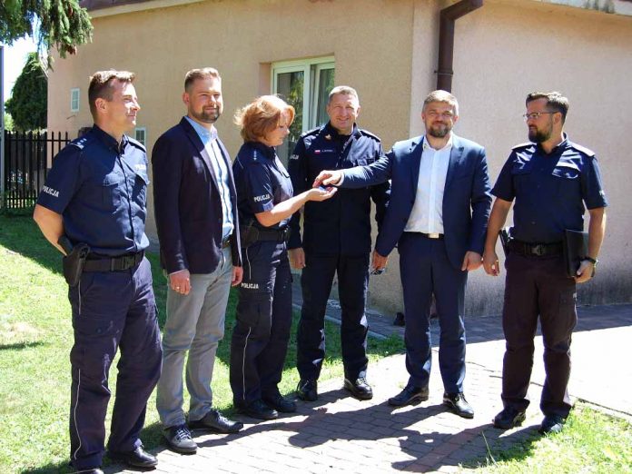 Otwarcie punktu przyjęć interesantów dzielnicowego w Dąbrówce, fot: KPP Wołomin