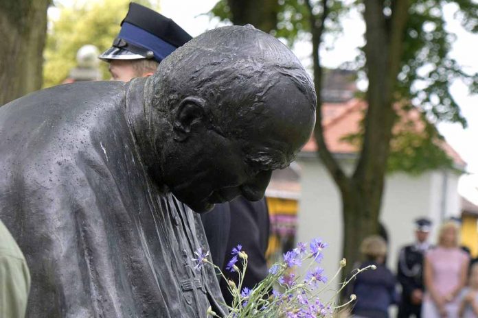 W Radzyminie odsłonięto monument Jana Pawła II, fot. Zbigniew Pachulski / archiwum Gminy Radzymin