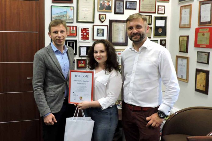Weronika Szymanek nagrodzona za promocję miasta, fot: zabki.pl