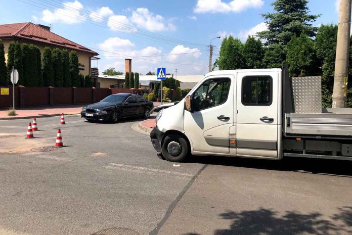Zderzenie busa z autem osobowym w Wołominie, fot: Autopomoc Zawadzki
