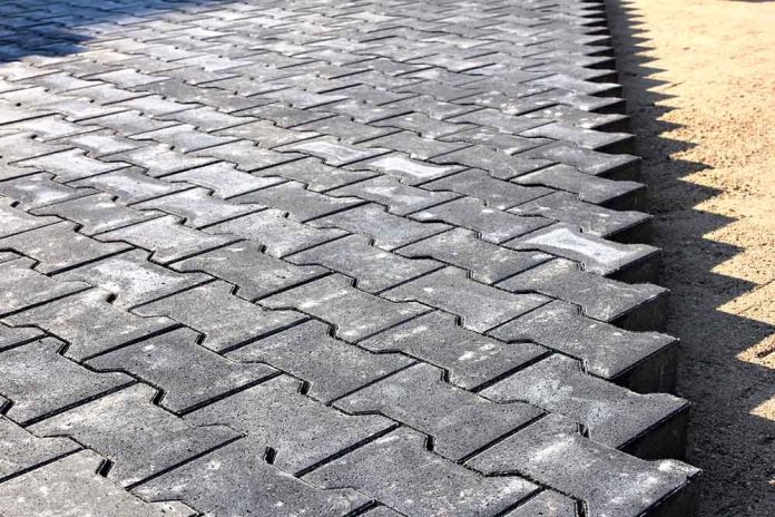 Parking, kostka brukowa, fot: Björn Wylezich/fotolia.com