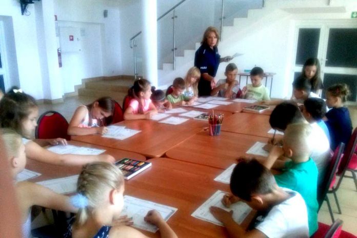 Bezpieczne wakacje w Dąbrówce z dzielnicową, KPP Wołomin