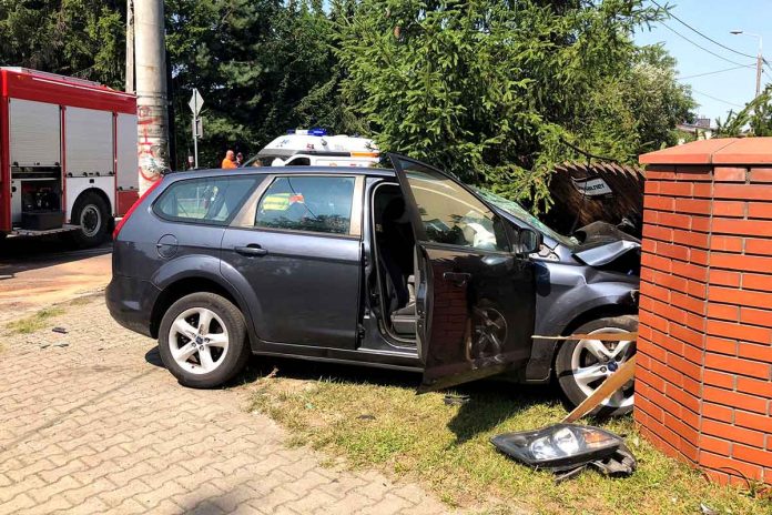 Zderzenie dwóch aut osobowych w Wołominie, fot: Autopomoc Zawadzki
