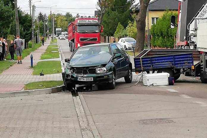 Wypadek samochodu osobowego z ciężarowym w Radzyminie, fot: Marek Stankiewicz