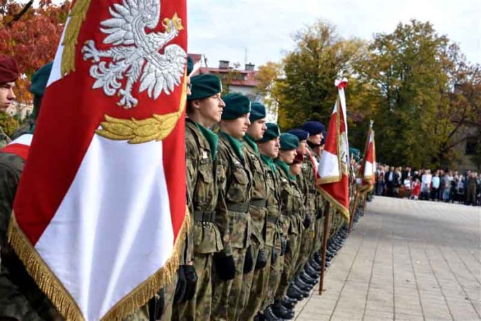 Ślubowanie uczniów klas I Szkół Mundurowych PUL, fot: powiat-wolominski.pl