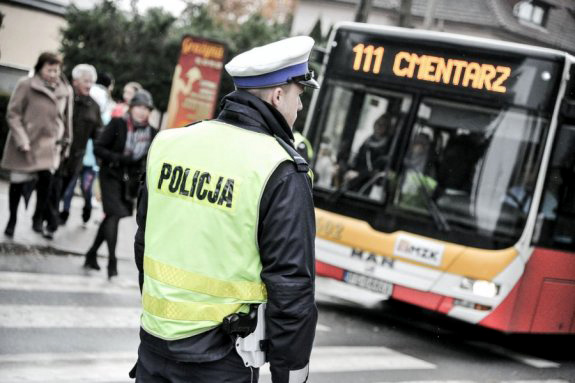 Policja, znicz, Bezpieczeństwo w Święto Wszystkich Świętych, fot: KSP Warszawa