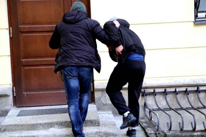 Był poszukiwany i sprzedawał narkotyki, fot: KPP Wołomin