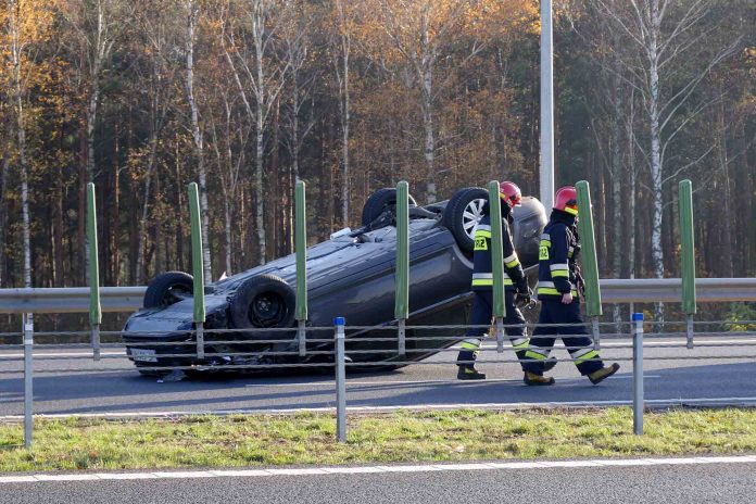 Auto osobowe dachowało na S8, fot: WWL24