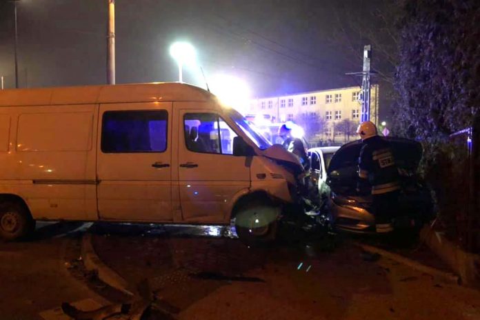 Wypadek na skrzyżowaniu ulic Poniatowskiego i Partyzantów w Wołominie, fot: Autopomoc Zawadzki