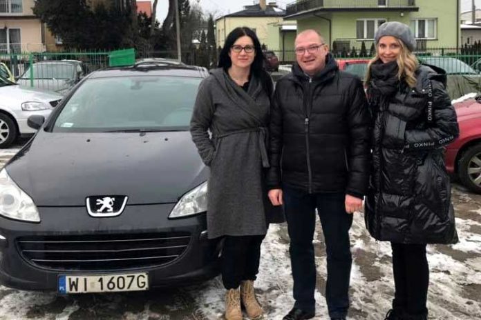 W Kobyłce rusza projekt miejskiej taksówki, na zdjęciu: Edyta Zbieć - Burmistrz Kobyłki, Zbigniew Kropiwnicki, Dominika Ziemska, fot: Edyta Zbieć