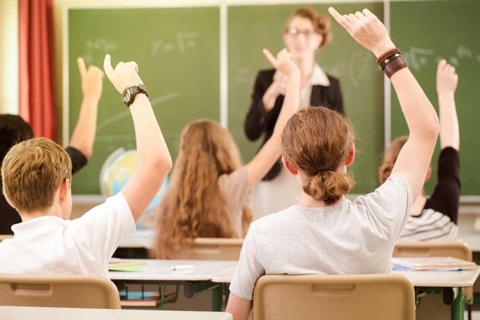 Szkoła, klasa, lekcja, fot: fotolia.com/Kzenon