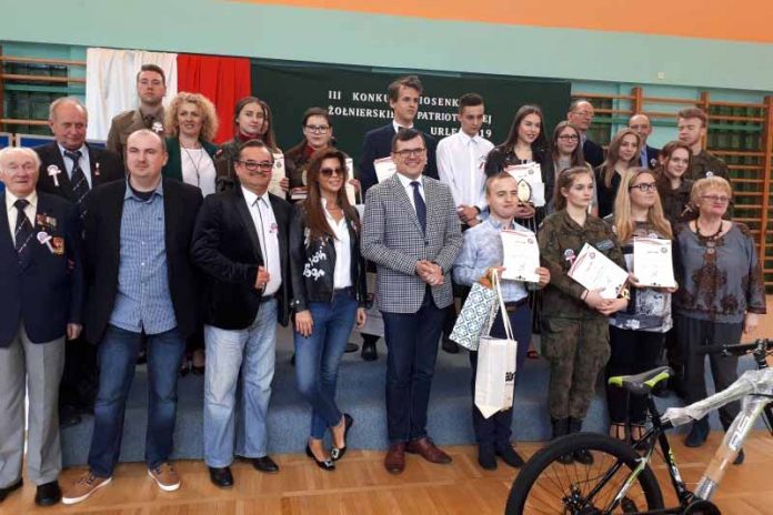 Konkurs Piosenki Żołnierskiej i Patriotycznej w LO w Urlach, fot: powiat-wolominski.pl