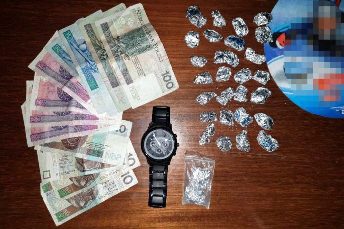 Sprzedawał narkotyki i był poszukiwany do odbycia kary aresztu, fot: policja.pl