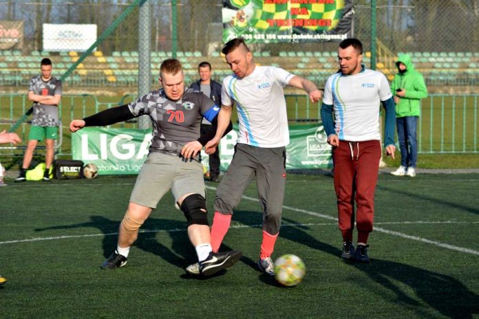 Ekstraklasa zainaugurowała zmagania na boisku w Tłuszczu, fot: ligabobra.pl