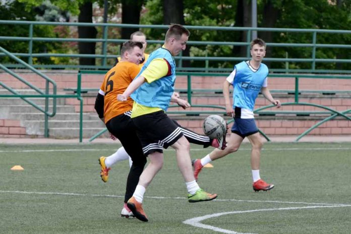 Sparta Wołomin odwróciła losy spotkania z Amatorami, fot: futboliga.pl