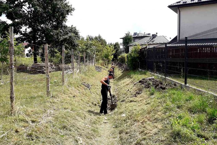 Rozpoczęły się prace przy rowie R-7-1-2 w Markach, fot: marki.pl