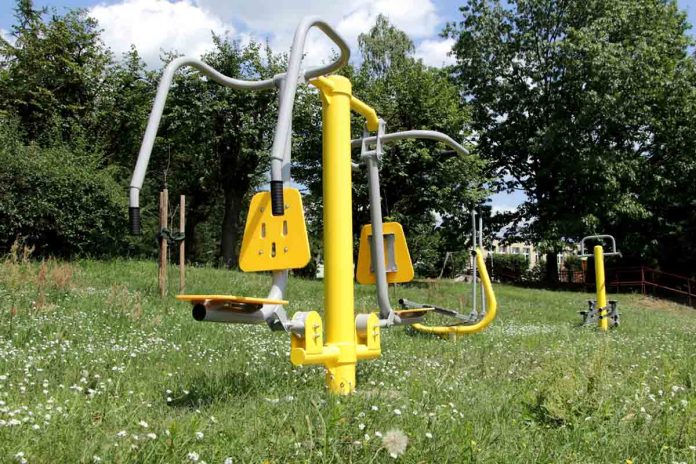 Nowa siłownia plenerowa na terenie SP2 w Zielonce, fot: zielonka.pl