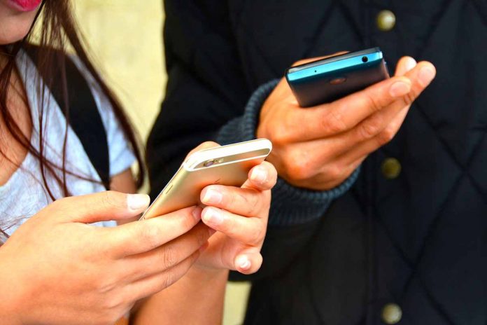 Telefon, sms, fot: pixabay.com