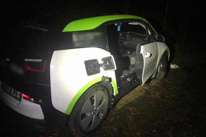 Policyjna zasadzka - zatrzymani paserzy i odzyskane BMW, fot: policja.pl