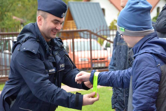 Czas na odblaski - odwiedziny policji w Ostrówku, fot: policja.pl