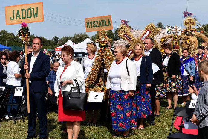 Relacja z Dożynek Powiatowo-Gminnych w Poświętnem, fot: powiat-wolominski.pl