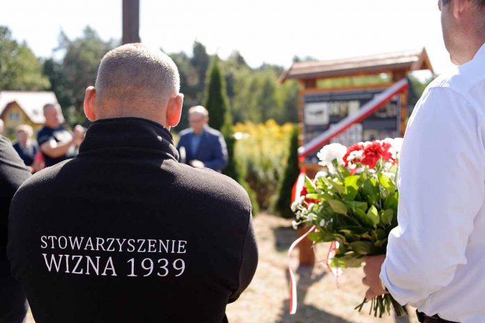 Odsłonięcie tablicy poświęconej załodze „Karasia”, fot: wolomin.org