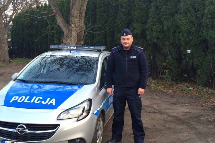 Dzielnicowy z Radzymina uratował parę chomików, fot: polcja.pl