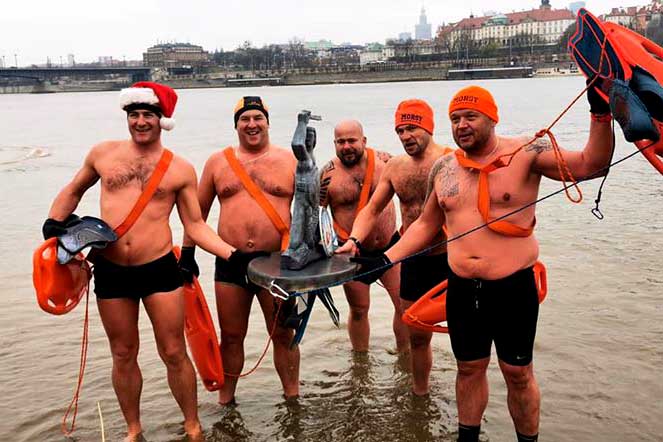 Morsy przeciągnęły syrenkę przez Wisłę, fot: Fundacja Morsy Wołomin-Kobyłka