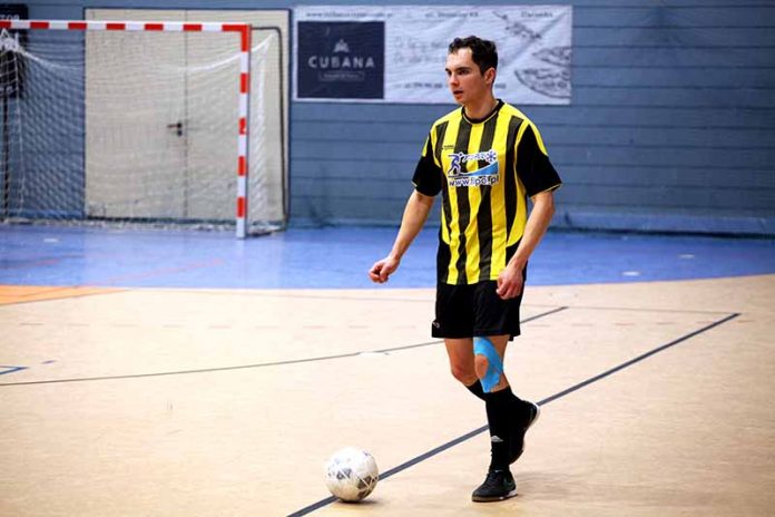 Fil-Pol w ostatniej sekundzie uratował remis z KroosDe Team, fot: Nocna Liga Halowa
