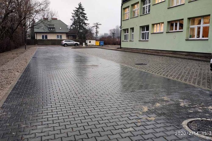 Parking obok mareckiego ratusza, fot: marki.pl