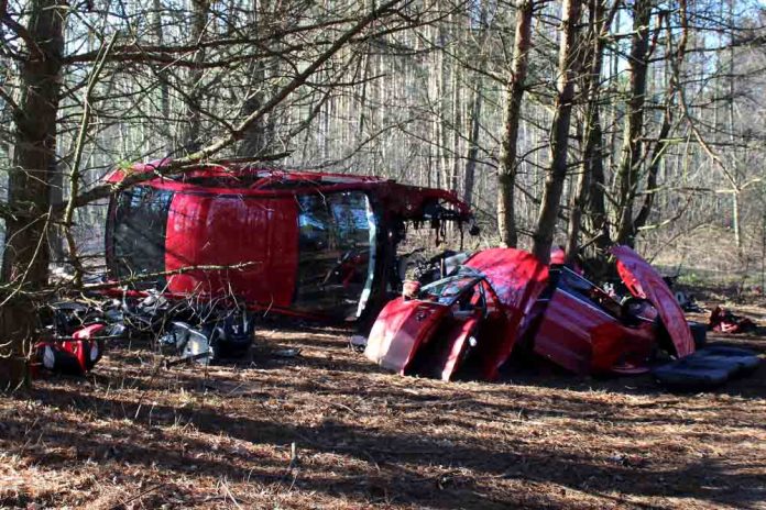 Skradzioną Mazdę demontowali w leśnej dziupli, fot: policja.pl