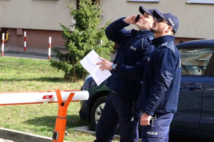 Policjanci sprawdzający osoby poddane kwarantannie, fot: policja.pl